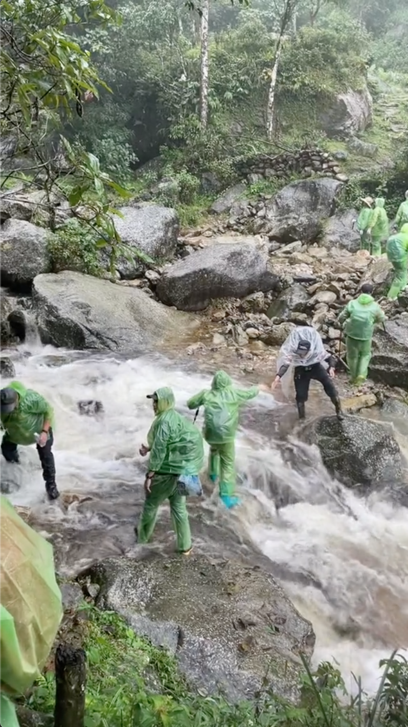 Cô gái chọn đi trekking để 