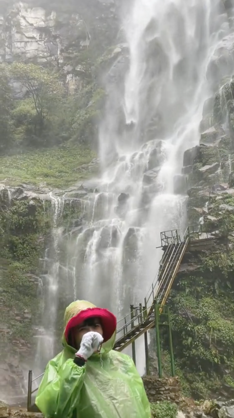 Cô gái chọn đi trekking để 