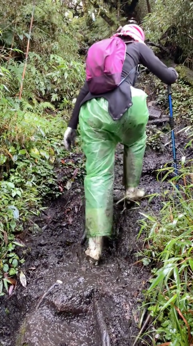 Cô gái chọn đi trekking để 