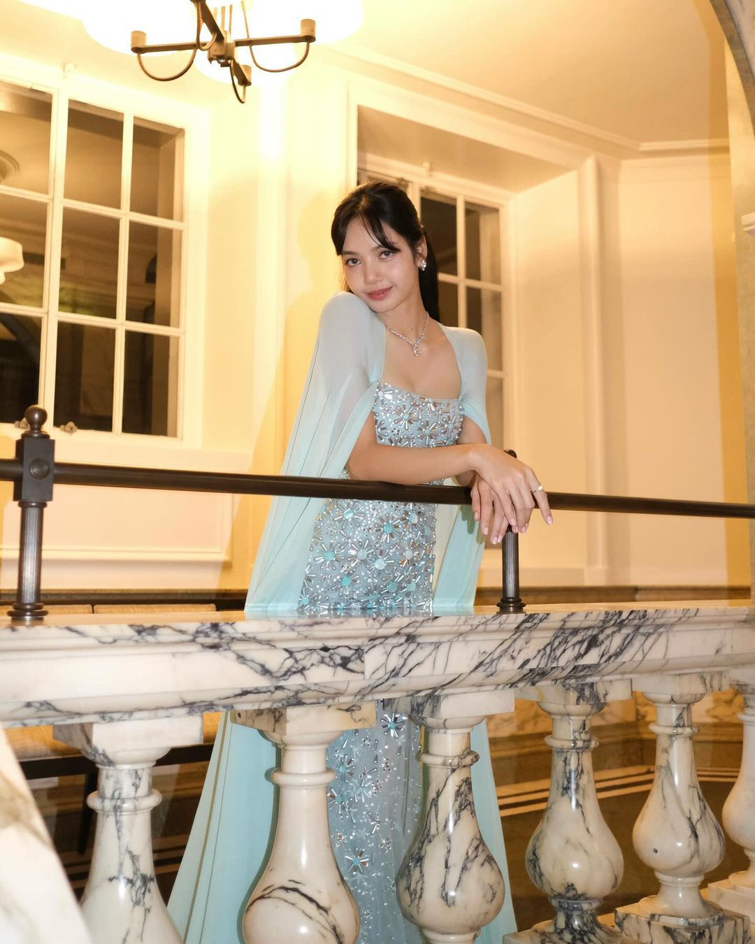 Lisa released a sharp photo, showing off her beautiful princess-like appearance when attending a state banquet at the British Palace - Photo 2.