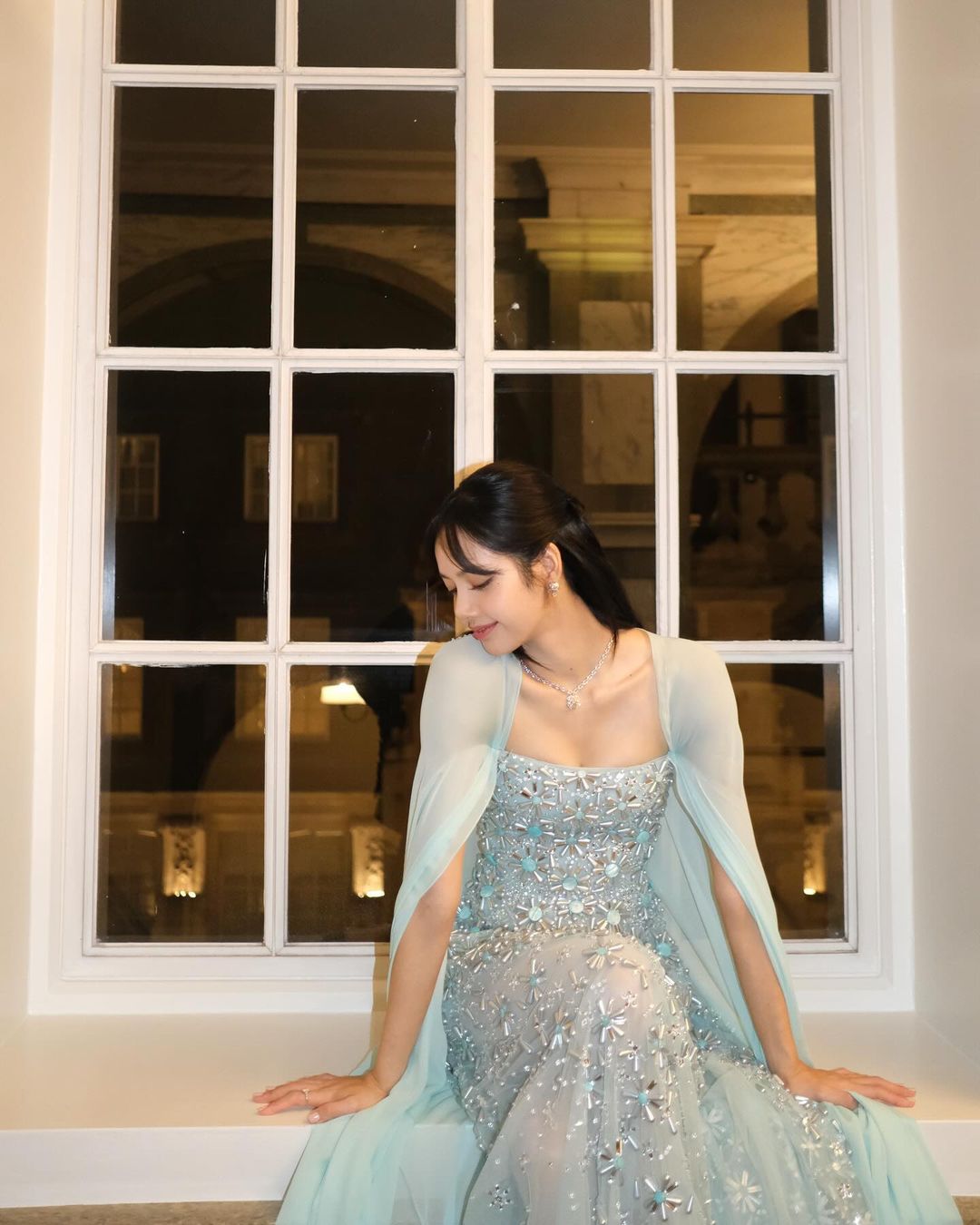 Lisa released a sharp photo, showing off her beautiful princess-like appearance when attending a state banquet at the British Palace - Photo 3.