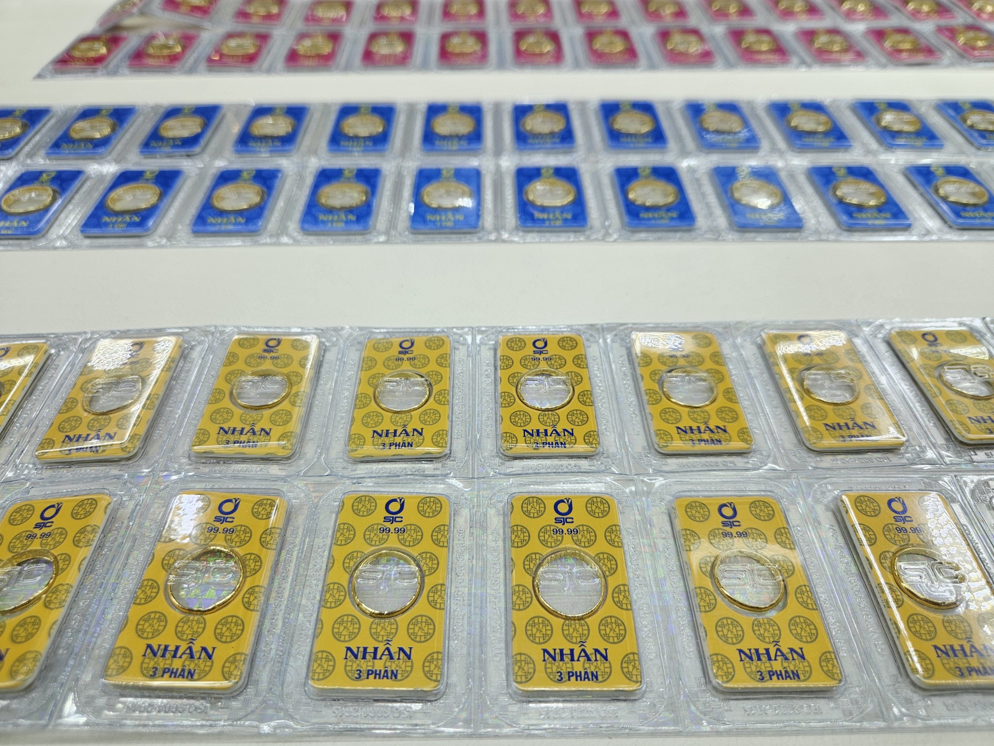 Giá vàng vượt đỉnh 71 triệu đồng, nên mua vàng nhẫn hay vàng SJC? - Ảnh 1. Giá vàng vượt đỉnh 71 triệu đồng, nên mua vàng nhẫn hay vàng SJC? - Ảnh 1.