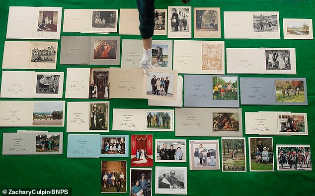 Bộ sưu tập thiệp Giáng sinh được rao bán, hé lộ những bức ảnh chưa từng thấy về cuộc sống riêng tư của cố Nữ vương Elizabeth với gia đình - Ảnh 12.