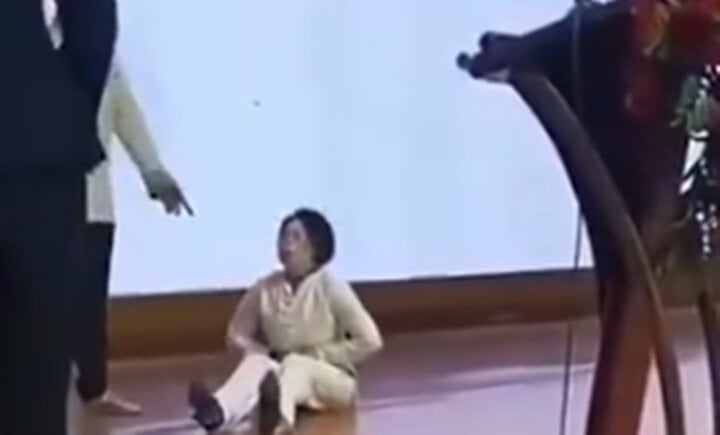 M&agrave;n điểm huyệt r&ugrave;ng rợn của v&otilde; sư khiến người phụ nữ đau đớn ng&atilde; bật ngửa - Ảnh 2.