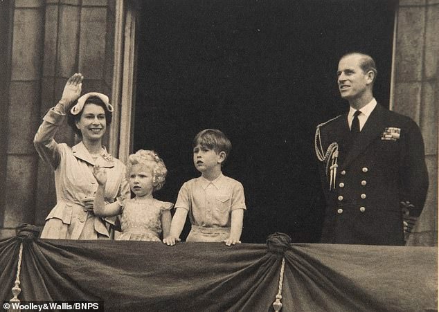 Bộ sưu tập thiệp Giáng sinh được rao bán, hé lộ những bức ảnh chưa từng thấy về cuộc sống riêng tư của cố Nữ vương Elizabeth với gia đình - Ảnh 5.