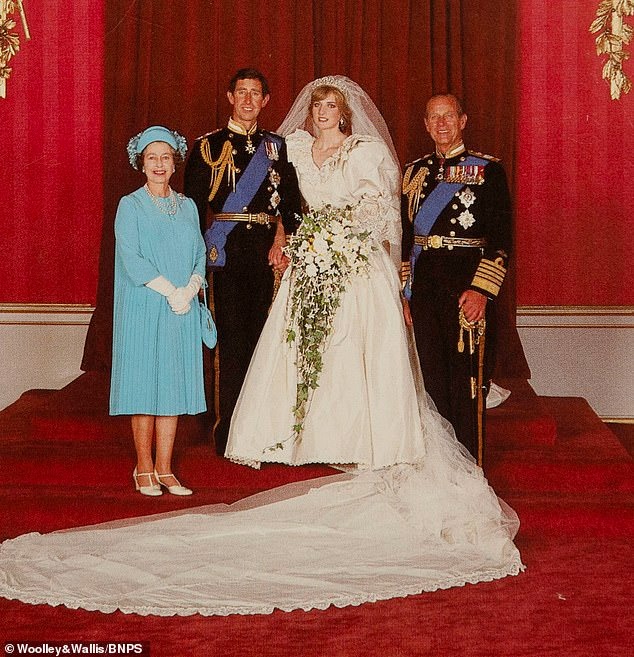 Bộ sưu tập thiệp Giáng sinh được rao bán, hé lộ những bức ảnh chưa từng thấy về cuộc sống riêng tư của cố Nữ vương Elizabeth với gia đình - Ảnh 6.