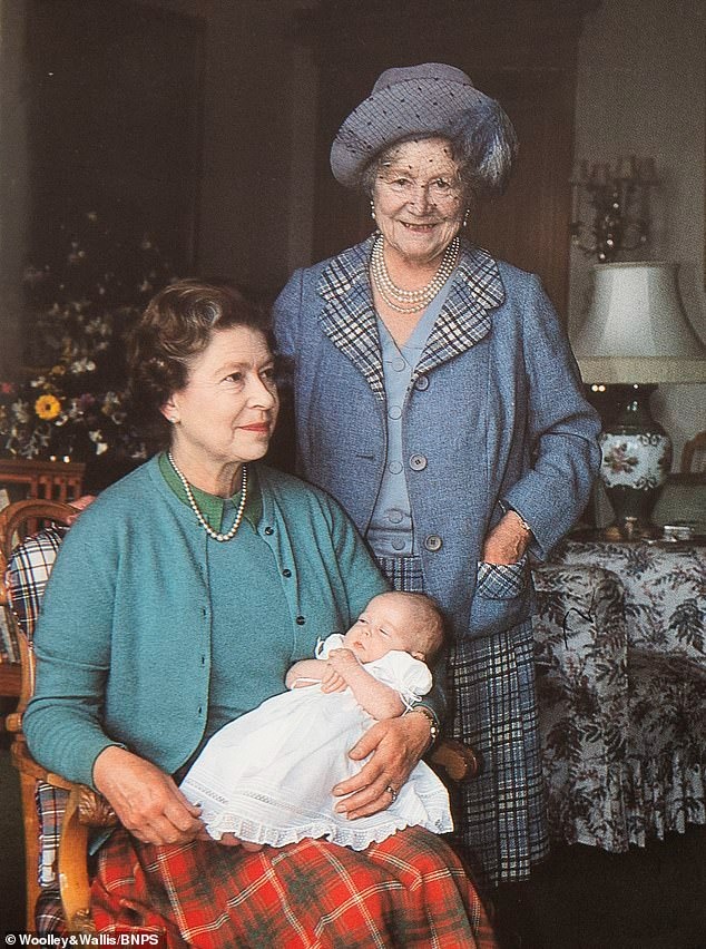 Bộ sưu tập thiệp Giáng sinh được rao bán, hé lộ những bức ảnh chưa từng thấy về cuộc sống riêng tư của cố Nữ vương Elizabeth với gia đình - Ảnh 10.