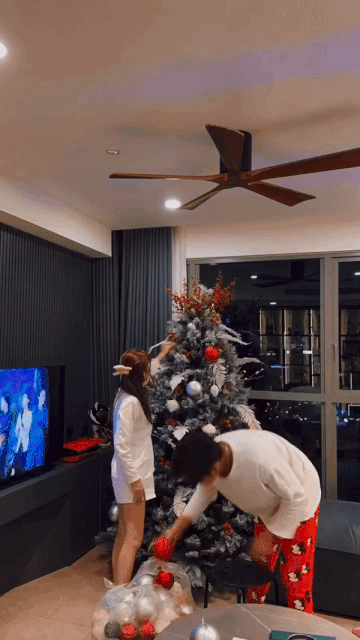Soi không gian Giáng sinh &quot;lóa mắt&quot; tại nhà của Bảo Thy và Puka - Gin Tuấn Kiệt: Thích mê cách trang trí cây thông đón Noel, đơn giản mà vẫn lung linh - Ảnh 2.