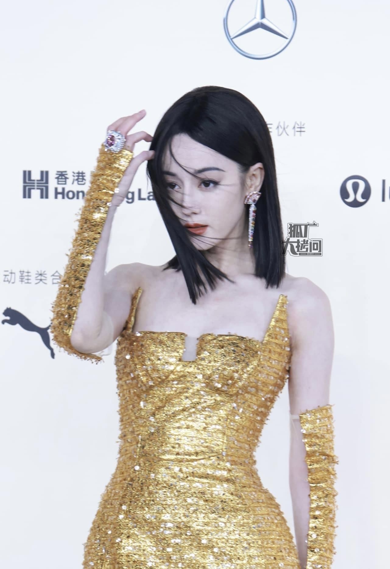 Địch Lệ Nhiệt Ba g&acirc;y cho&aacute;ng với body si&ecirc;u thực nhưng lại bị 1 mỹ nh&acirc;n chiếm spotlight tại event Vogue- Ảnh 4.