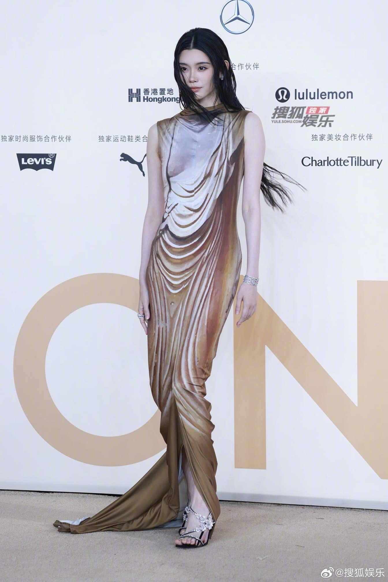 Địch Lệ Nhiệt Ba g&acirc;y cho&aacute;ng với body si&ecirc;u thực nhưng lại bị 1 mỹ nh&acirc;n chiếm spotlight tại event Vogue- Ảnh 19.