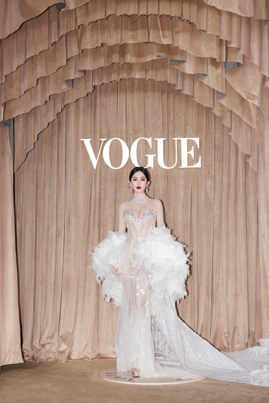 Địch Lệ Nhiệt Ba gây choáng với body siêu thực nhưng lại bị 1 mỹ nhân chiếm spotlight tại event Vogue- Ảnh 9.