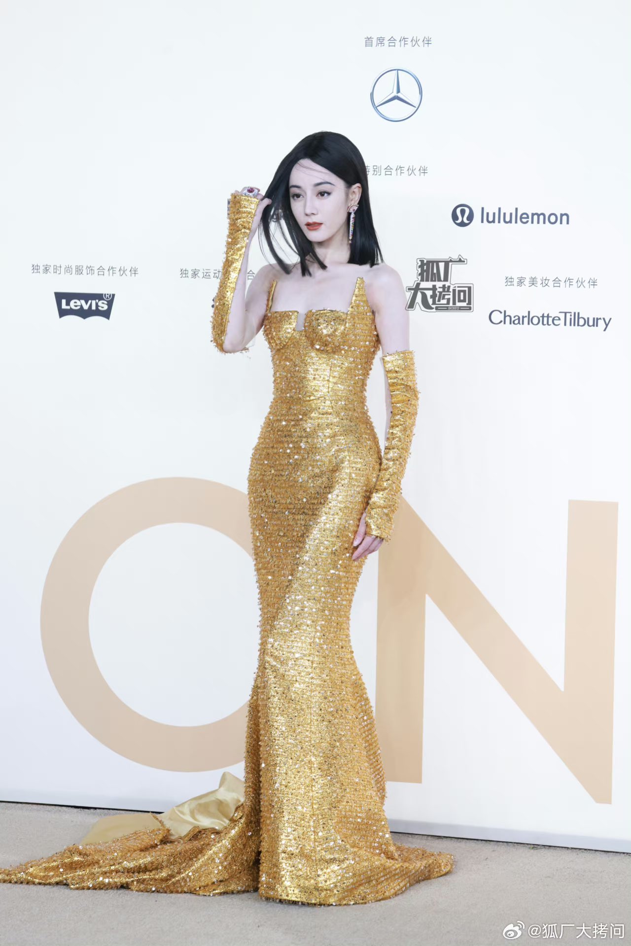 Địch Lệ Nhiệt Ba g&acirc;y cho&aacute;ng với body si&ecirc;u thực nhưng lại bị 1 mỹ nh&acirc;n chiếm spotlight tại event Vogue- Ảnh 3.