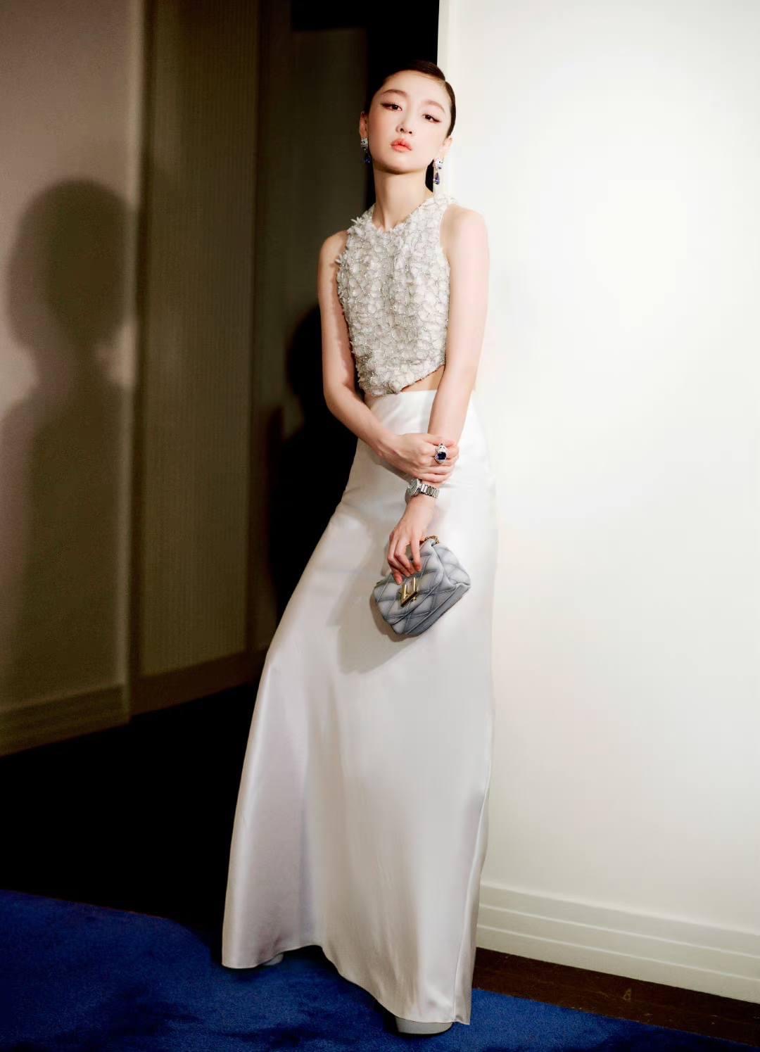 Địch Lệ Nhiệt Ba g&acirc;y cho&aacute;ng với body si&ecirc;u thực nhưng lại bị 1 mỹ nh&acirc;n chiếm spotlight tại event Vogue- Ảnh 13.