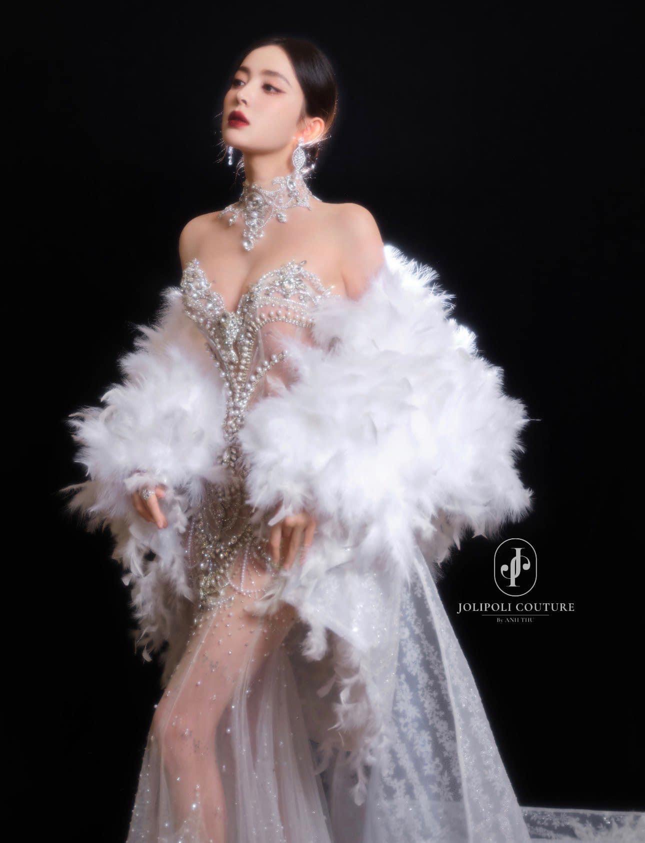 Địch Lệ Nhiệt Ba g&acirc;y cho&aacute;ng với body si&ecirc;u thực nhưng lại bị 1 mỹ nh&acirc;n chiếm spotlight tại event Vogue- Ảnh 10.