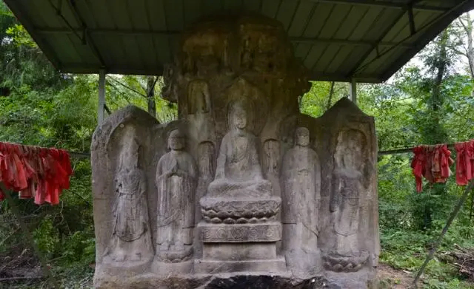Dân làng tự ý “khoác áo mới” cho bộ tượng Phật 1.400 năm - Ảnh 1.