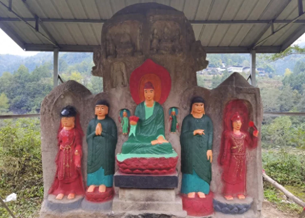 Dân làng tự ý “khoác áo mới” cho bộ tượng Phật 1.400 năm - Ảnh 2.