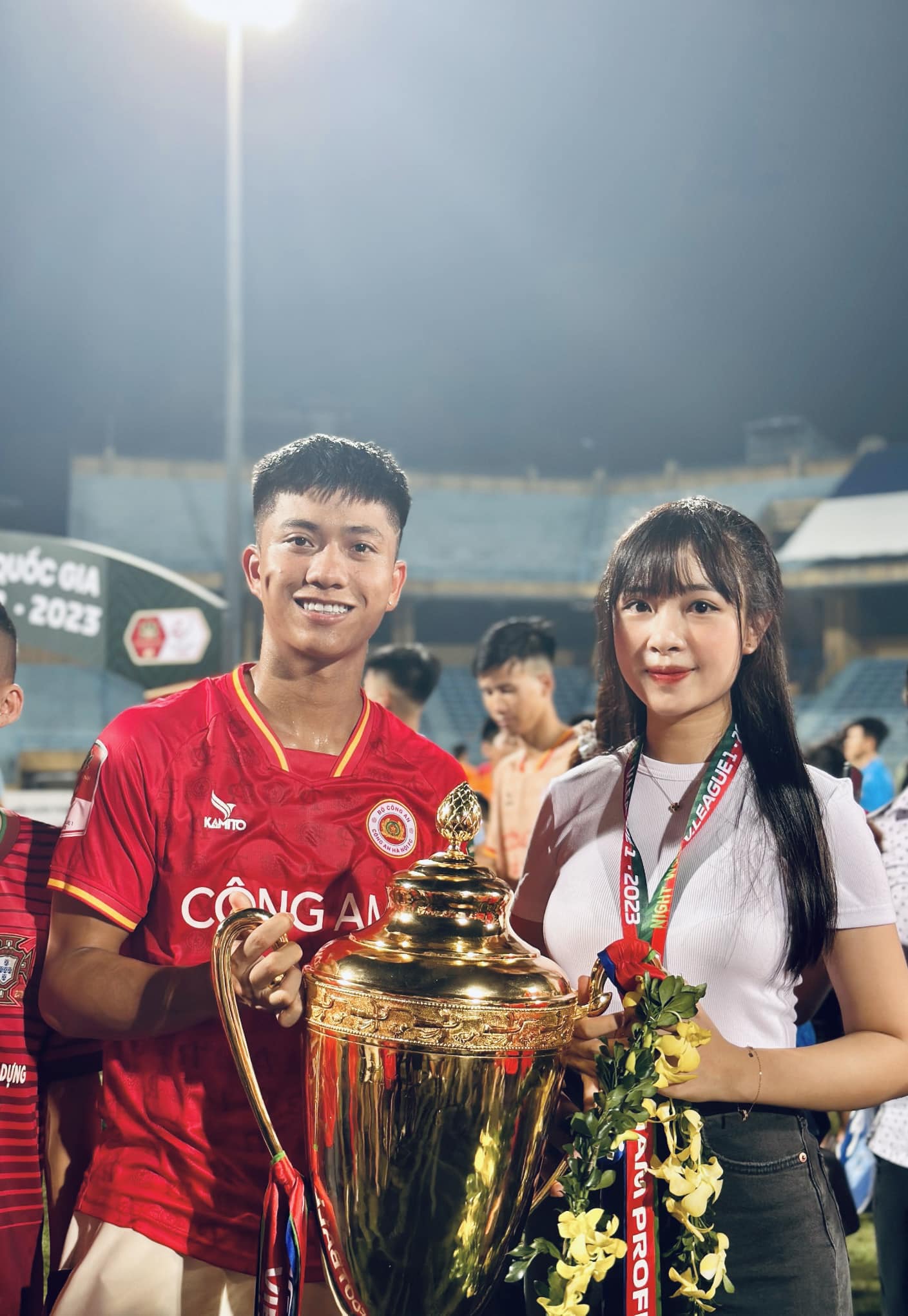 Tiền vệ tuyển Việt Nam tung bộ ảnh mừng giáng sinh ngọt ngào với hotgirl xứ Nghệ- Ảnh 4.