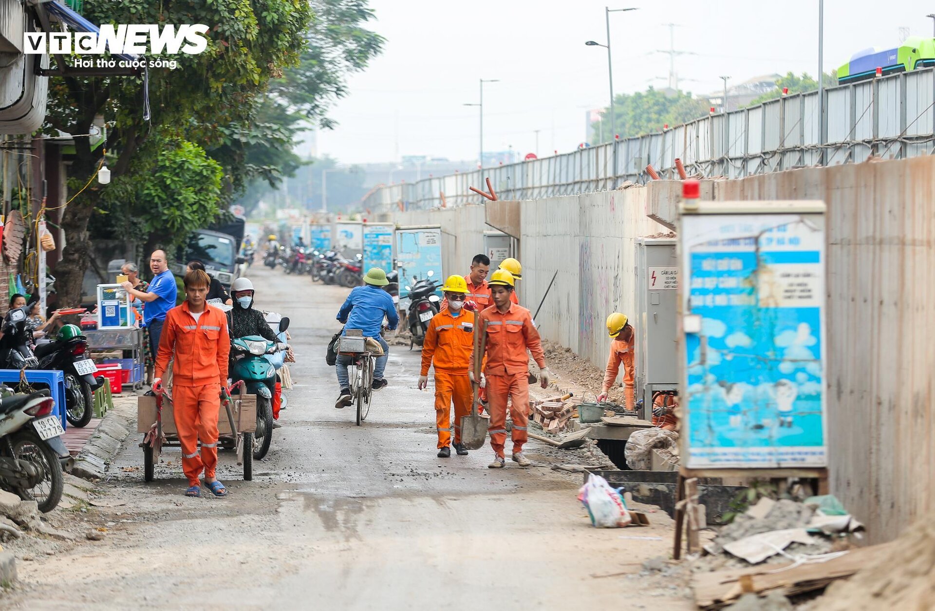 Hà Nội: Dự án mở đường mãi chưa xong, dân khốn khổ với cảnh bụi bẩn, lầy lội - Ảnh 4.