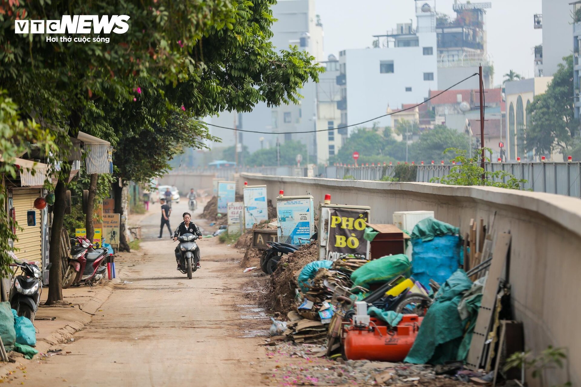 Hà Nội: Dự án mở đường mãi chưa xong, dân khốn khổ với cảnh bụi bẩn, lầy lội - Ảnh 12.