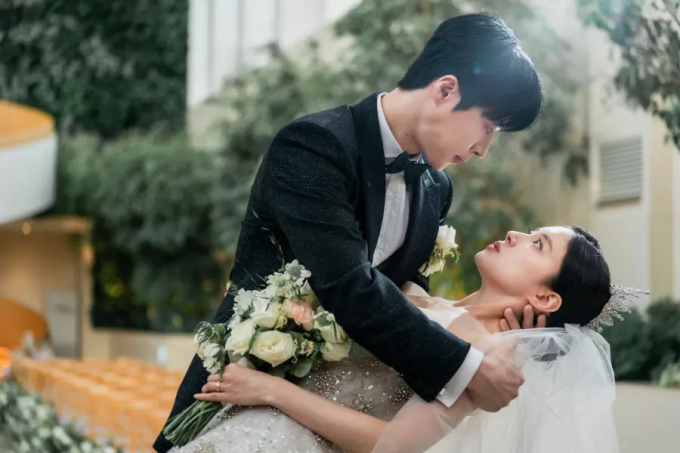 Bộ phim được khen là siêu phẩm cuối năm của nhà đài, cặp chính đẹp ngất ngây ở cả tạo hình cổ trang lẫn hiện đại - Ảnh 3. Bộ phim được khen là siêu phẩm cuối năm của nhà đài, cặp chính đẹp ngất ngây ở cả tạo hình cổ trang lẫn hiện đại - Ảnh 3.