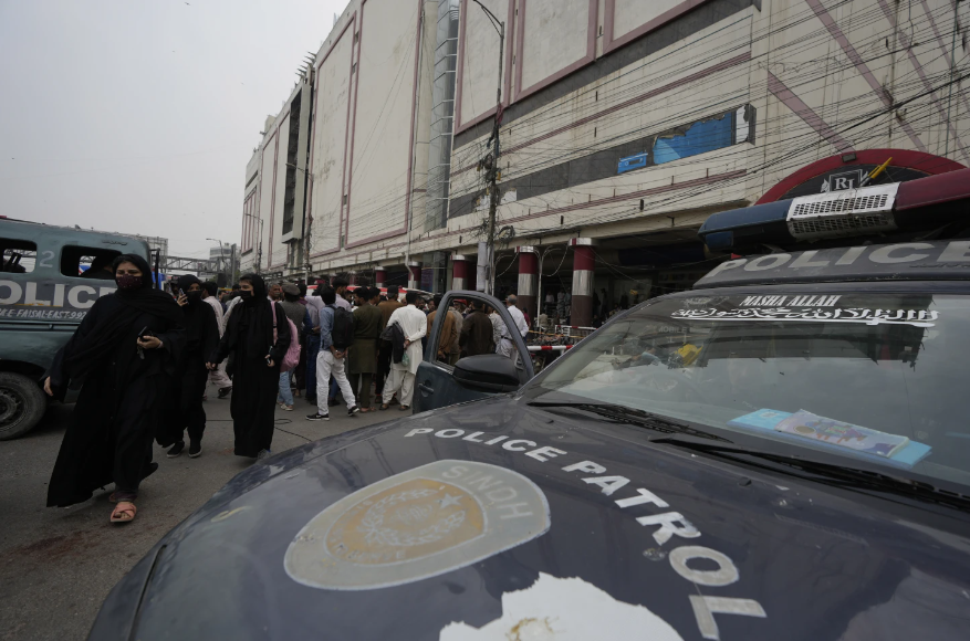 Pakistan: Cháy trung tâm thương mại ở Karachi, ít nhất 11 người thiệt mạng - Ảnh 1.
