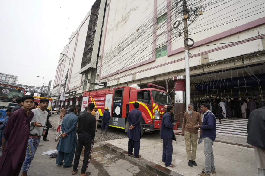 Pakistan: Cháy trung tâm thương mại ở Karachi, ít nhất 11 người thiệt mạng - Ảnh 2.