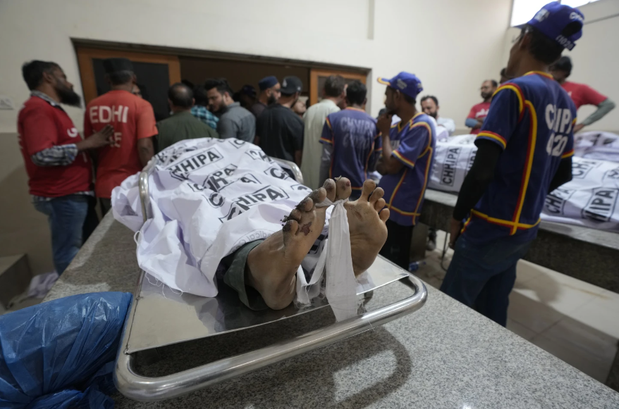 Pakistan: Cháy trung tâm thương mại ở Karachi, ít nhất 11 người thiệt mạng - Ảnh 3.