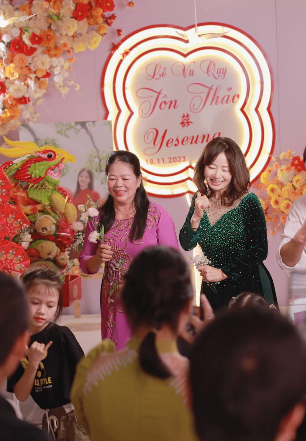 Chân dung mẹ chồng Hàn Quốc nhảy trong đám cưới ở Hà Tĩnh: U60 trẻ như chị của con dâu - Ảnh 1.