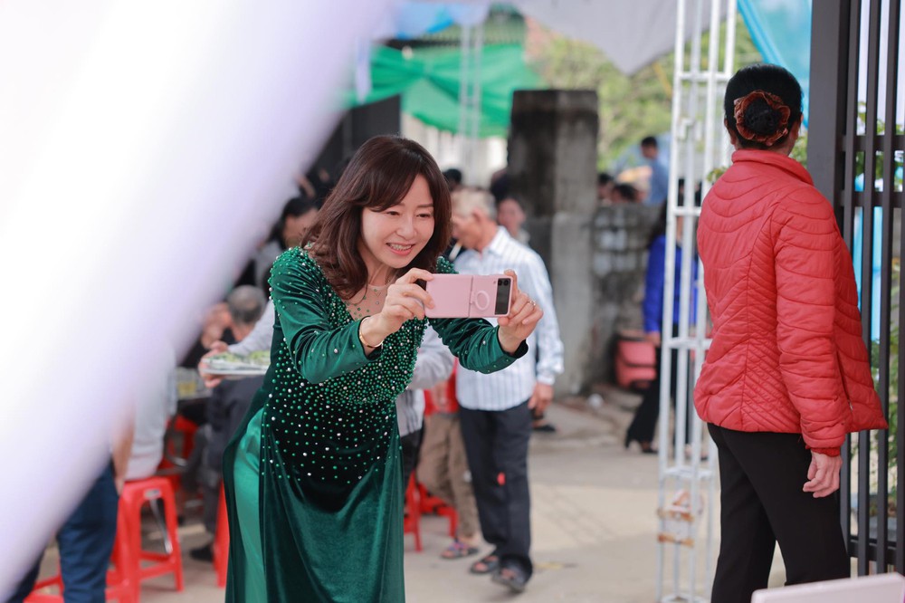 Chân dung mẹ chồng Hàn Quốc nhảy trong đám cưới ở Hà Tĩnh: U60 trẻ như chị của con dâu - Ảnh 3.