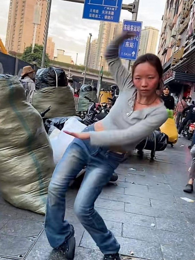 &quot;Hiện tượng lạ&quot; ở Quảng Đông (Trung Quốc): Người trẻ nhảy nhót trên phố, &quot;ăn dầm nằm dề&quot; dưới đường hầm để livestream theo đuổi giấc mơ nổi tiếng - Ảnh 3.