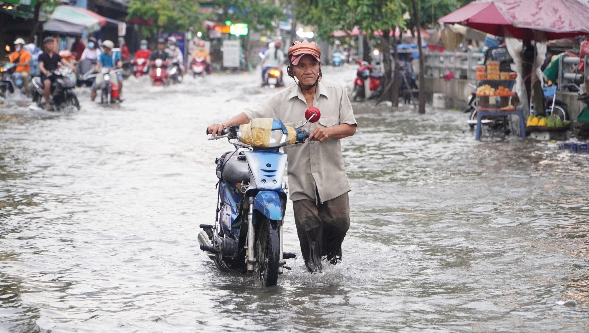 Mực nước lên nhanh, điểm danh hàng loạt tuyến đường ở TP HCM có nguy cơ bị ngập - Ảnh 1.