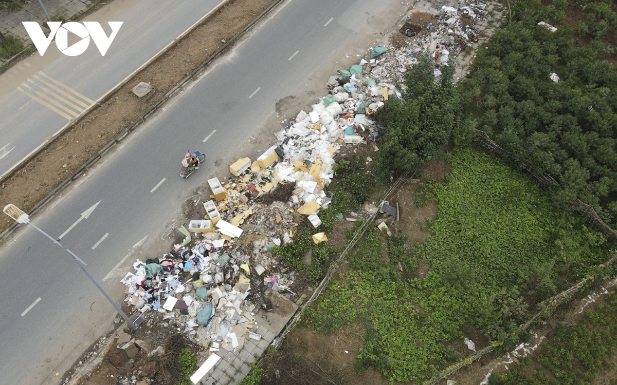 Rác thải ngập tràn con đường mới thi công ở Hà Nội - Ảnh 14.