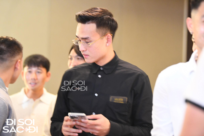 HLV Park Hang-seo cùng dàn tuyển thủ đến dự đám cưới Văn Hậu, một cái tên gây chú ý với ngoại hình chuẩn nam thần - Ảnh 5.