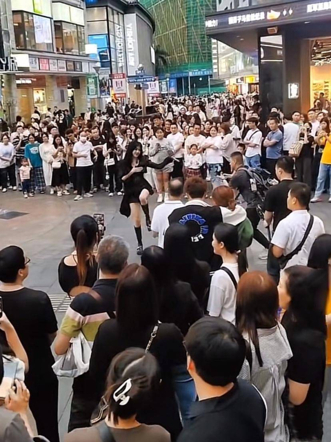 &quot;Hiện tượng lạ&quot; ở Quảng Đông (Trung Quốc): Người trẻ nhảy nhót trên phố, &quot;ăn dầm nằm dề&quot; dưới đường hầm để livestream theo đuổi giấc mơ nổi tiếng - Ảnh 4.