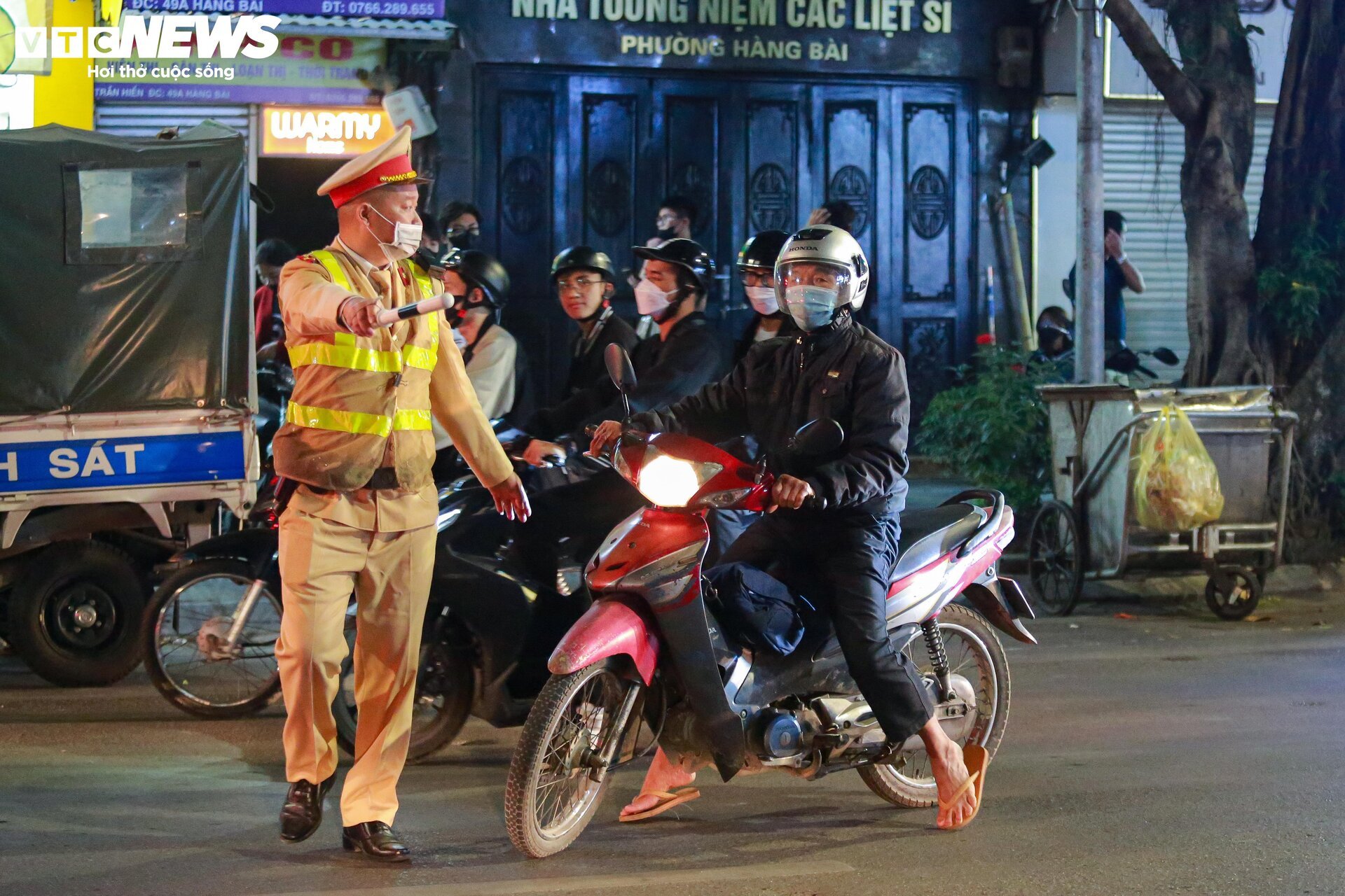 Vi phạm nồng độ cồn gấp 3 lần mức kịch khung, tài xế nói vẫn còn tỉnh táo - Ảnh 12. Vi phạm nồng độ cồn gấp 3 lần mức kịch khung, tài xế nói vẫn còn tỉnh táo - Ảnh 12.