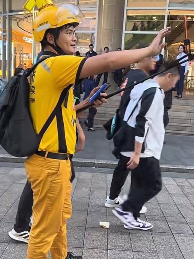 &quot;Hiện tượng lạ&quot; ở Quảng Đông (Trung Quốc): Người trẻ nhảy nhót trên phố, &quot;ăn dầm nằm dề&quot; dưới đường hầm để livestream theo đuổi giấc mơ nổi tiếng - Ảnh 1.