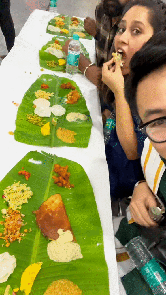 Thanh niên Việt review ăn cưới ở Ấn Độ: Nhà hàng trải lá chuối thay bát đĩa, “đứng hình” khi bị hỏi về món lẩu- Ảnh 7. Thanh niên Việt review ăn cưới ở Ấn Độ: Nhà hàng trải lá chuối thay bát đĩa, “đứng hình” khi bị hỏi về món lẩu- Ảnh 7.