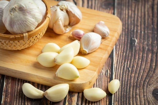 fresh-raw-garlic-ready-cook-scaled1-1673366730280487433643-9369-1700988984269-17009889843671857035309.jpg