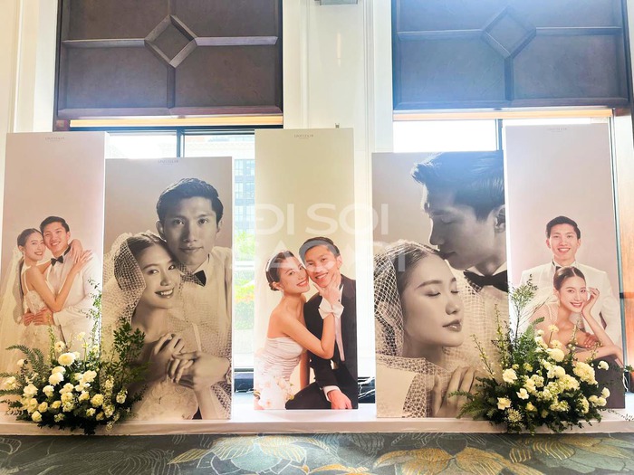Văn Hậu diện đồ đôi cùng Hải My, được mẹ và các em vợ hộ tống tới hội trường cưới - Ảnh 2. Văn Hậu diện đồ đôi cùng Hải My, được mẹ và các em vợ hộ tống tới hội trường cưới - Ảnh 2.