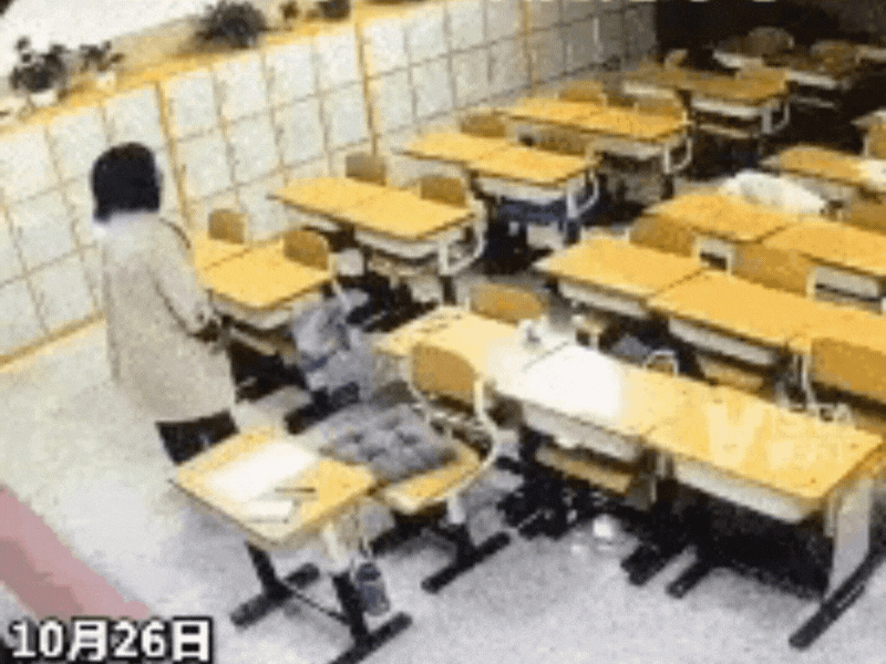Cô giáo đứng giảng bài một mình trong phòng học trống giữa đêm khuya viral khắp MXH: Sự thật gây bất ngờ- Ảnh 1. Cô giáo đứng giảng bài một mình trong phòng học trống giữa đêm khuya viral khắp MXH: Sự thật gây bất ngờ- Ảnh 1.