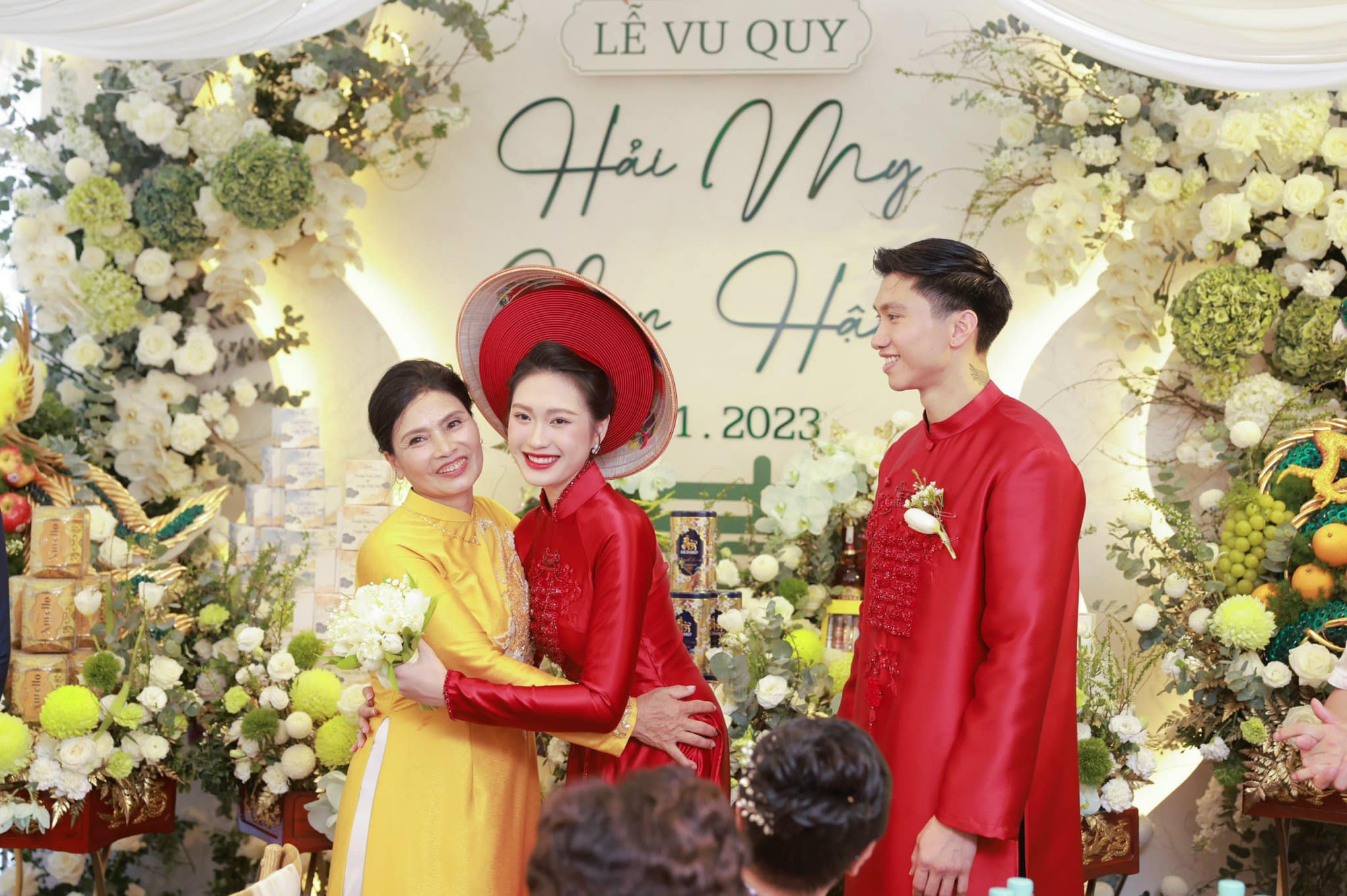 Hai thông gia nhà Văn Hậu và Hải My nhận 