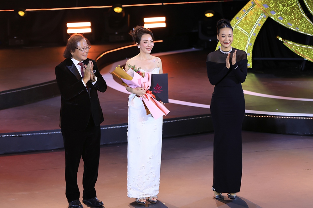 Thu Trang hạnh phúc khi tiếp tục nhận giải thưởng ở LHP Việt Nam - Ảnh 1.
