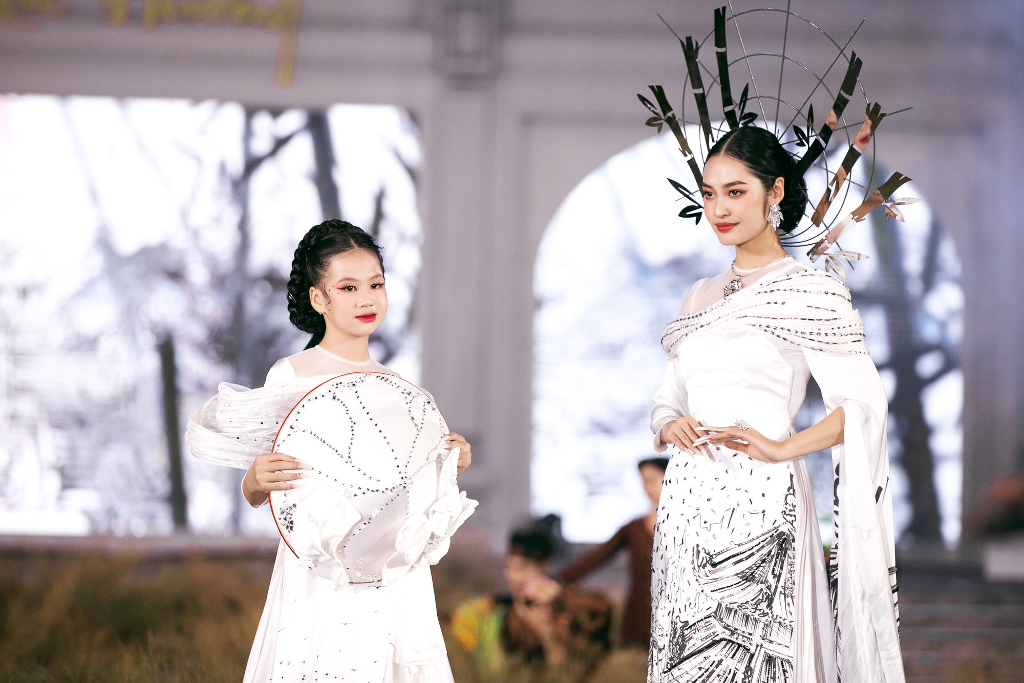 Hoa hậu Tiểu Vy, Bảo Ngọc cùng làm Vedette cho BST Ký họa quê hương - Ảnh 1.
