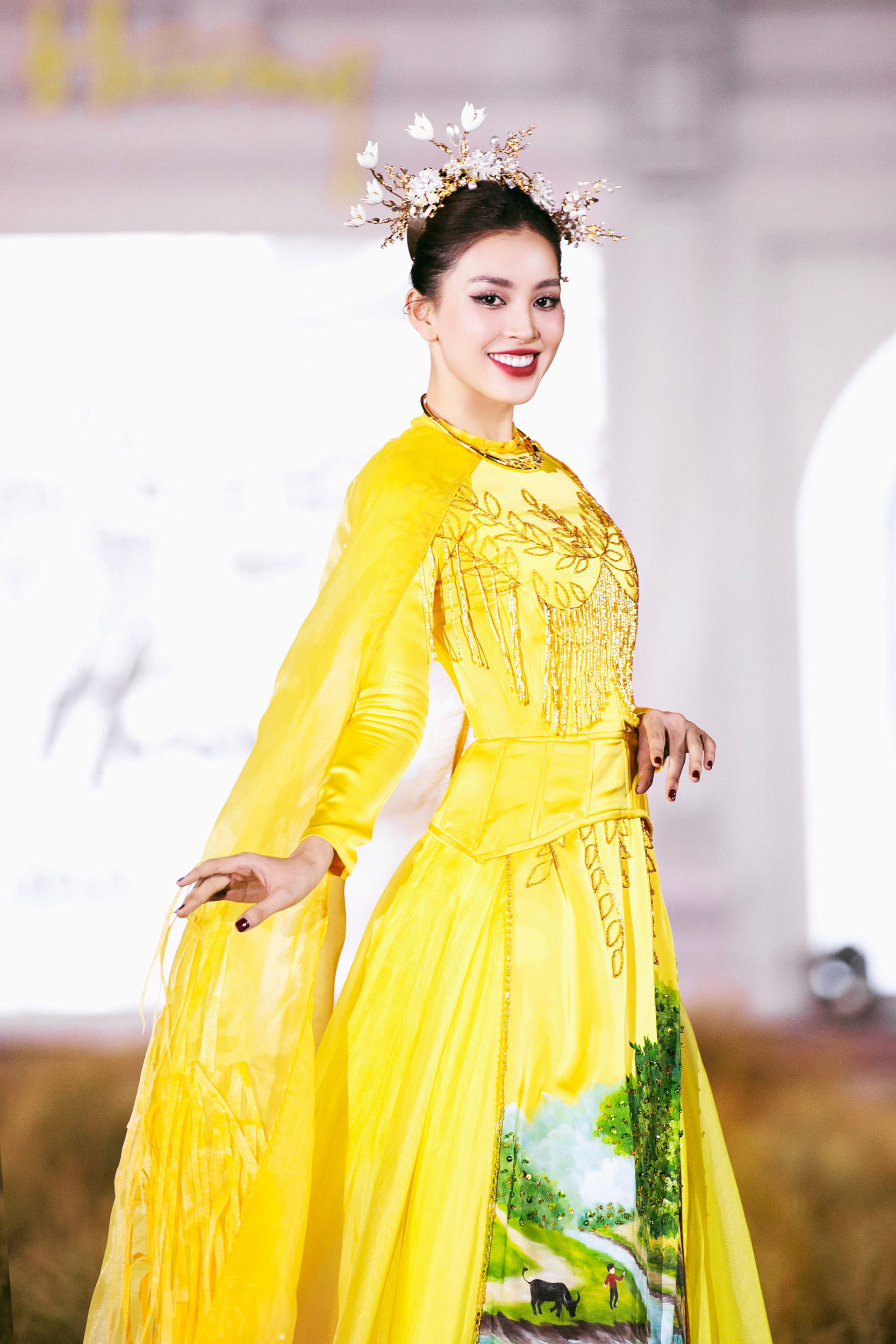 Hoa hậu Tiểu Vy, Bảo Ngọc cùng làm Vedette cho BST Ký họa quê hương - Ảnh 4.