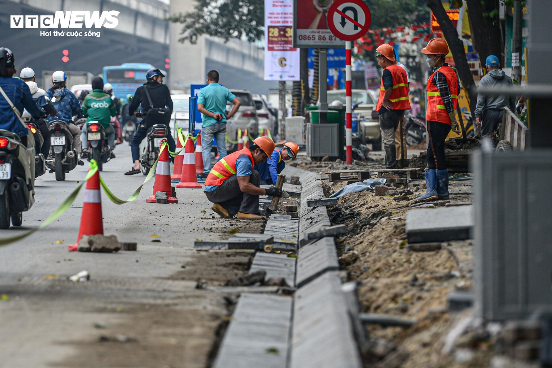 Dân Hà Nội ngán ngẩm cảnh vỉa hè bị xới tung, nhiều tuyến phố ngổn ngang bụi bặm - Ảnh 3.