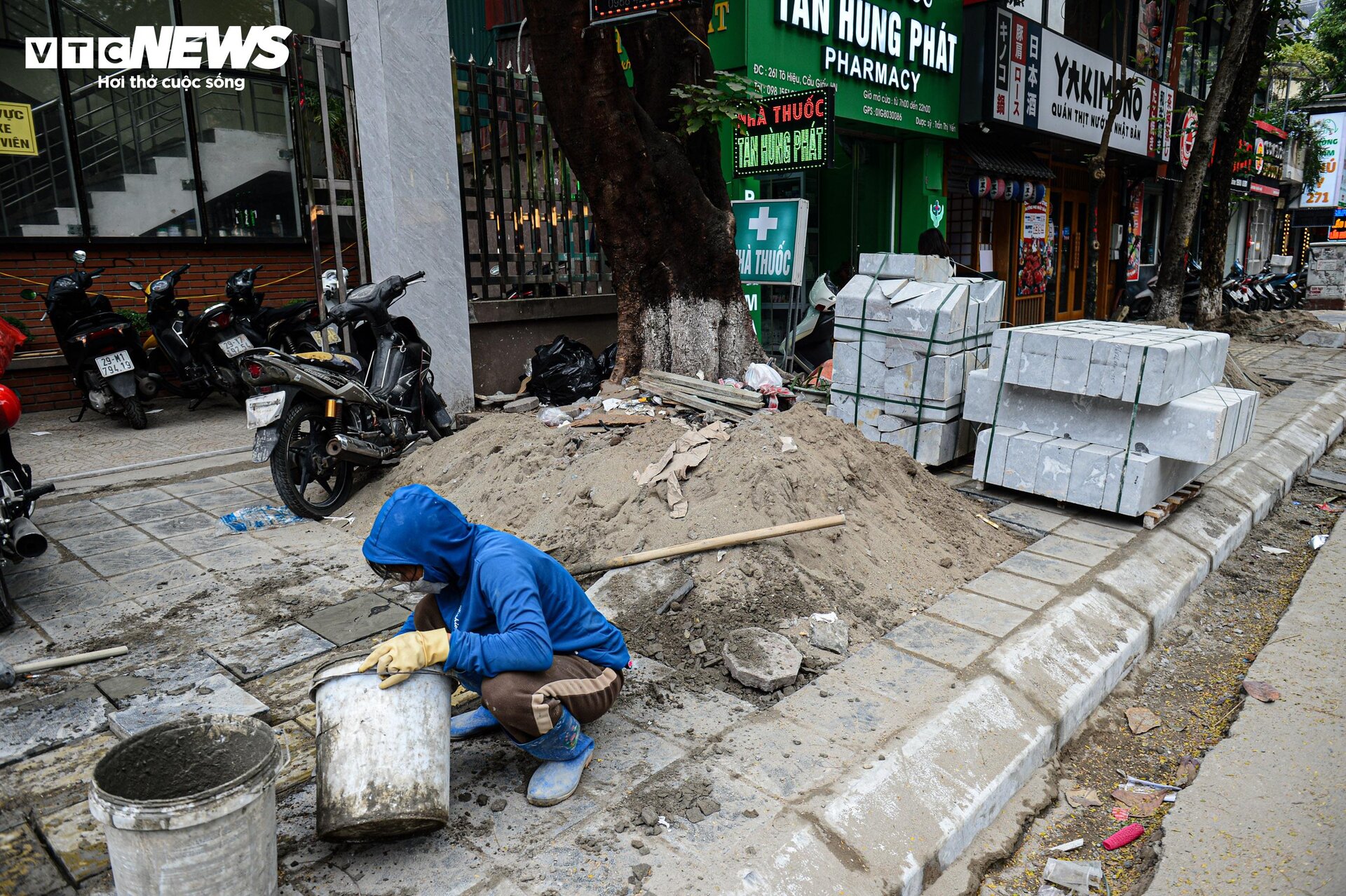 Dân Hà Nội ngán ngẩm cảnh vỉa hè bị xới tung, nhiều tuyến phố ngổn ngang bụi bặm - Ảnh 12.