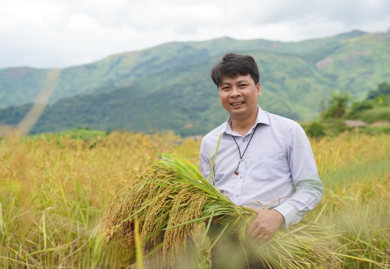 Người truyền cảm hứng làm nông nghiệp ứng phó biến đổi khí hậu ở xã bản vùng cao, đưa cây lúa địa phương thành &quot;đặc sản 3 sao&quot; nức tiếng - Ảnh 2.