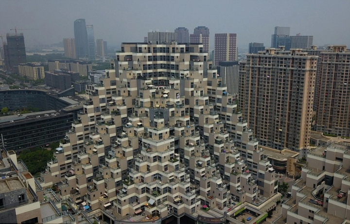 Tòa chung cư độc lạ hình kim tự tháp ở Trung Quốc - Ảnh 1.