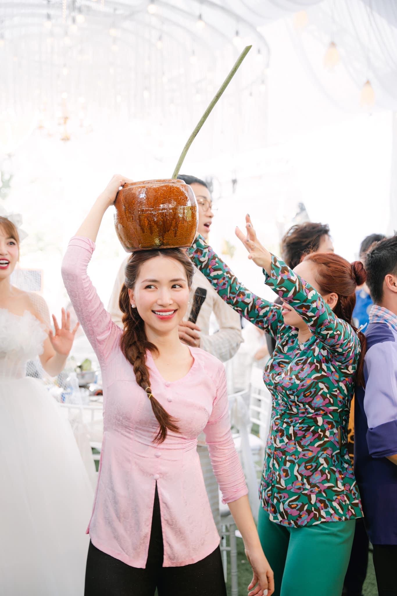Tủ đồ ăn cưới của H&ograve;a Minzy: Bộ n&agrave;o nh&igrave;n cũng tinh tế m&agrave; kh&ocirc;ng hề lấn lướt c&ocirc; d&acirc;u- Ảnh 9.