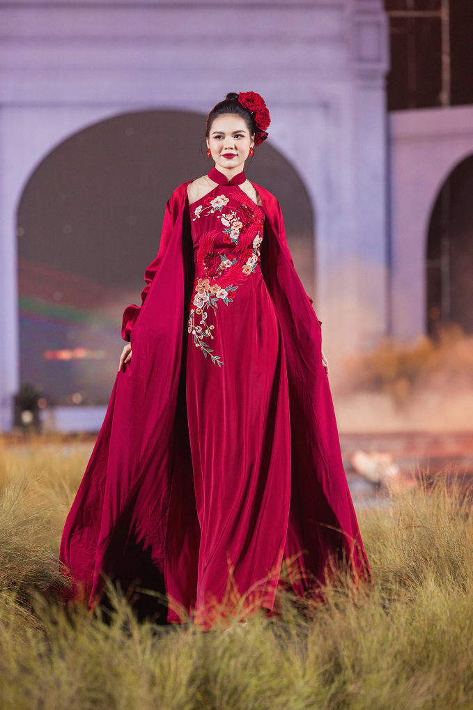 Hoa hậu Lương Thùy Linh diện áo dài, khoe vóc dáng yêu kiều sau 4 năm đăng quang Miss World Vietnam - Ảnh 3.